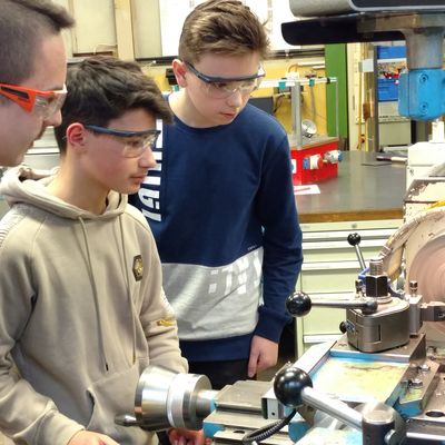 Gian Luca Spirito ist zuerst dran! Tobias Stremel ist im 2. Lehrjahr (links) und wird zum Zerspanungsmechaniker ausgebildet. Er zeigt ihm und Maximilian Meier, wie man an einer Dreh-Maschine arbeitet.