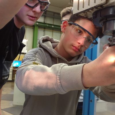 Nat�rlich durften die Auszubildenden die Maschinen auch einmal selbst bedienen.