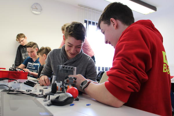 "Roboter f�r den Osterhasen" wurden beim MINT-Robotik-Kurs in den Osterferien 2019 gebaut und programmiert.