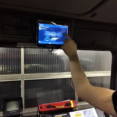 Tablet im Feuerwehrfahrzeug zur Echtzeitinformation der F�hrungskraft und Navigation