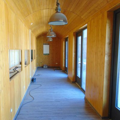 Blick in den augenblicklichen Zustand des Eisenbahnwaggon-�hnlichen Caf�s
