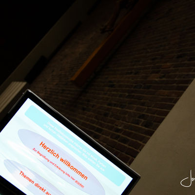 Mit dem digitalen 'Touchscreen w�hlen die Besucher Angebote aus den Meditations- und Musikangeboten aus.