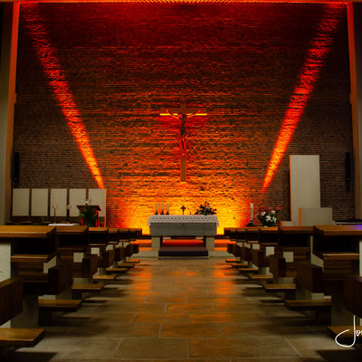 Die Musik- und Meditationsbeitr�ge werden zus�tzlich an der Altarwand der Kirche illuminiert.