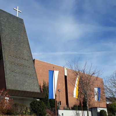 Obwohl schon 51 Jahre alt, strahlt die Deuzer Kirche noch immer Modernit�t aus und ist darum wie geschaffen f�r das moderne Digital-Projekt Meditations- und Lichterkirche.