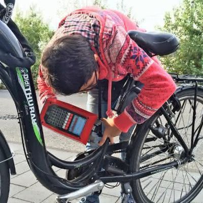 ADFC-Mitglied beim Kodieren eines Fahrrads