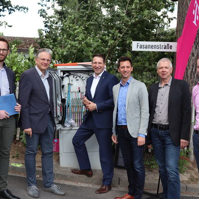 V.l.: Markus Menn (Kreisverwaltung), J�rgen Krey (Telekom), B�rgermeister Bernhard Baumann, Landrat Andreas M�ller, Christian Mewes (Telekom) und Adrian Erner (Gemeinde Neunkirchen).