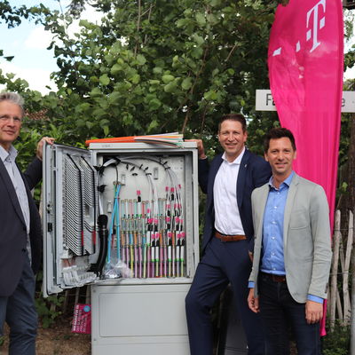 V.l. J�rgen Krey (Telekom), B�rgermeister Bernhard Baumann und Landrat Andreas M�ller.