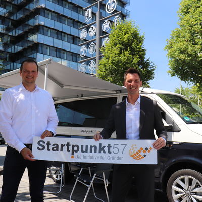 Andr� Feuerstein (Kreisverwaltung) und Landrat Andreas M�ller geben Startschuss f�r Gr�nderbus-Tour.