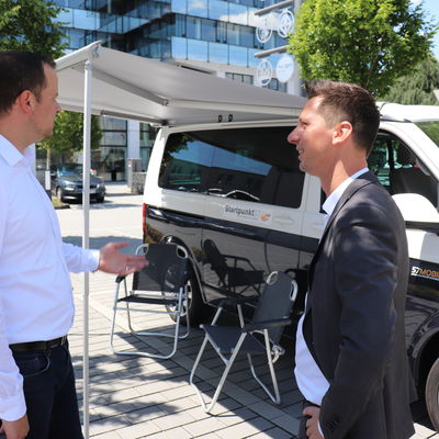 Der Gr�nderbus beinhaltet viele versteckte Features, wie Markise, Stehtische und St�hle.