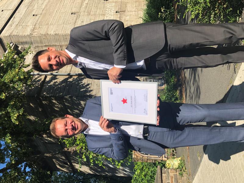 Sterne�bergabe am Bunker: Steffen Mues und Andreas M�ller.