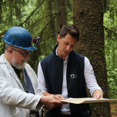 Lutz Kessler und Landrat Andreas M�ller studieren alte Gangkarten der Grube �F�rst Moritz�