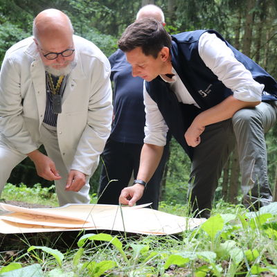 Lutz Kessler und Landrat Andreas M�ller beim Besuch im Niederndorfer Giebelwald.