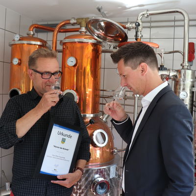 Hans-Peter Hasenstab und Landrat Andreas M�ller vor der einzigartigen Brennanlage der Vierhasen-Brennerei.