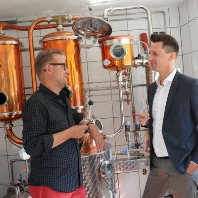Hans-Peter Hasenstab und Landrat Andreas M�ller vor der einzigartigen Brennanlage der Vierhasen-Brennerei.