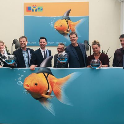 "Butter bei die Fische" hei�t es jetzt im Kulturhaus L�z: Landrat Andreas M�ller (3. v.l.) hat jetzt gemeinsam mit Vertretern des Kultur!B�ros und den Sponsoren das neue Spielzeit-Programm vorgestellt.