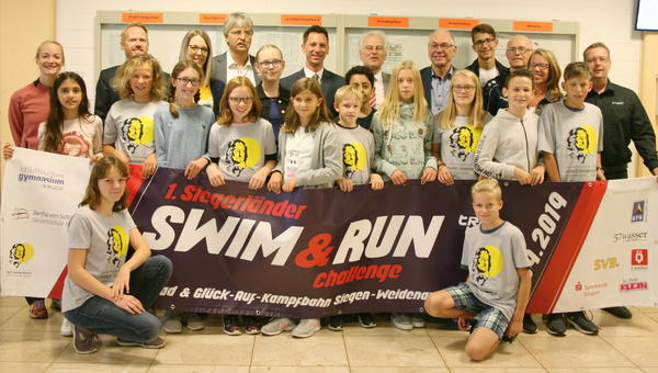 Sind startklar f�r die �1.Siegerl�nder Schul-Swim&Run Challenge� am 11. September:           Vertreter von TriTeam Siegerland e.V., F�rst-Johann-Moritz Gymnasium Siegen, St�dtischem Gymnasium Kreuztal, Bertha-von-Suttner-Gesamtschule Siegen und Schirmherr