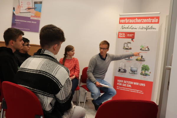 Amed, Muhammed und Erik in der Verbraucherzentrale.