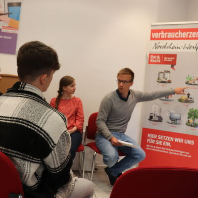 Amed, Muhammed und Erik in der Verbraucherzentrale.