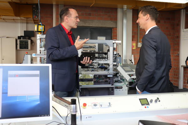 Studiendirektor Thorsten Kr�mer erkl�rt Landrat Andreas M�ller die endlosen M�glichkeiten des Industrie 4.0 Lab.