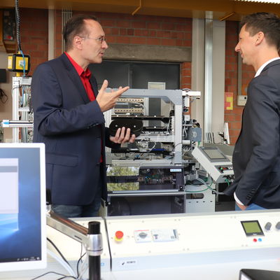 Studiendirektor Thorsten Kr�mer erkl�rt Landrat Andreas M�ller die endlosen M�glichkeiten des Industrie 4.0 Lab.
