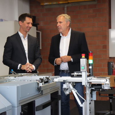 Landrat Andreas M�ller im Gespr�ch mit Schulleiter Manfred K�mpfer.