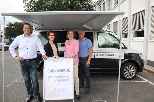 Der Vorstand von Startpunkt57 vor dem Gr�nderbus.