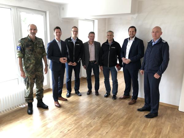 (v.l.) Oberstleutnant J�rg Sieratzki, Landrat Andreas M�ller, Thomas Marschner (KSG), Eckehard Hof (Berge-Bau), Frank Klaes (KSG), Henning Gronau und  Carsten Hermann (Bundeswehr).