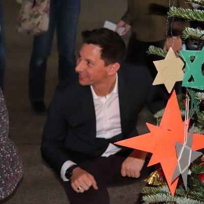 Landrat Andreas M�ller schm�ckte gemeinsam mit den Kita-Kindern den Weihnachtsbaum.