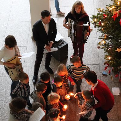 Bei Kerzenschein und mit Akkordeon wurden gemeinsam Weihnachtslieder gesungen.