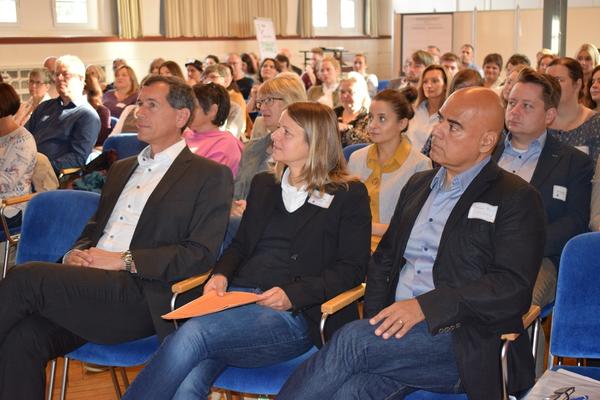 (v.l.) Jens Kamieth, stv. B�rgermeister der Stadt Siegen, Yvonne Partmann, Leiterin des Kommunalen Integrationszentrums und der Politologe und Impulsredner aus Berlin, Guillermo Ruiz Torres, im gut besuchtem L�z.