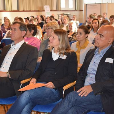 (v.l.) Jens Kamieth, stv. B�rgermeister der Stadt Siegen, Yvonne Partmann, Leiterin des Kommunalen Integrationszentrums und der Politologe und Impulsredner aus Berlin, Guillermo Ruiz Torres, im gut besuchtem L�z.