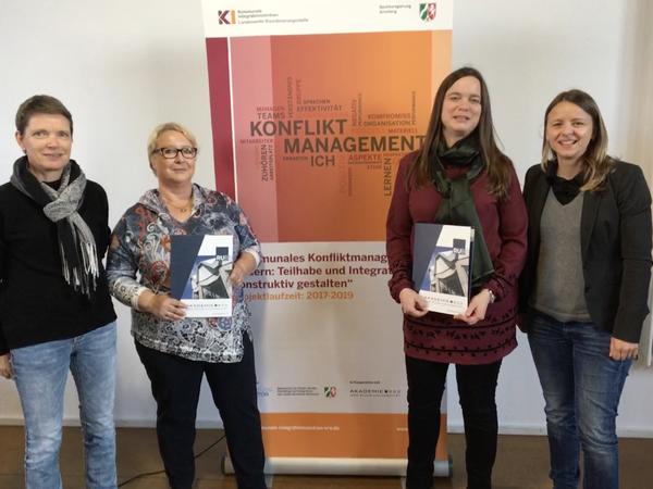 �bergabe Zertifikate Konfliktmanagementsystem f�r Christine Wilhelms und Annette Demir-Utsch am 30.10.2019