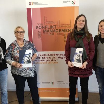 �bergabe Zertifikate Konfliktmanagementsystem f�r Christine Wilhelms und Annette Demir-Utsch am 30.10.2019