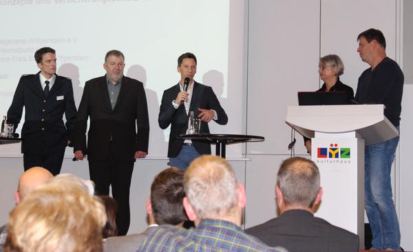 Stellten sich am Ende des Infoabends zu �Sicherheitskonzepten und Versicherungsschutz f�r Vereine� den Fragen der Anwesenden (v.l.): Thomas Tremmel (Amtsleiter Brand- und Bev�lkerungsschutz, Rettungswesen), Moderator Torsten Manges, Landrat Andreas M�ller, Gabriele Gahrmann-Arndt (Provinzial Versicherung) und Jens von Heyden (Leiter Kultur!B�ro.).