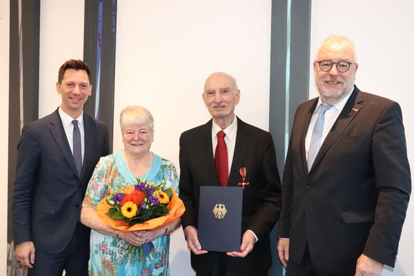 (v.l.) Landrat Andreas M�ller, Margarete Dippel, Eckhard Dippel und B�rgermeister Walter Ki� bei der Verleihungsfeier im Siegener Kreishaus.