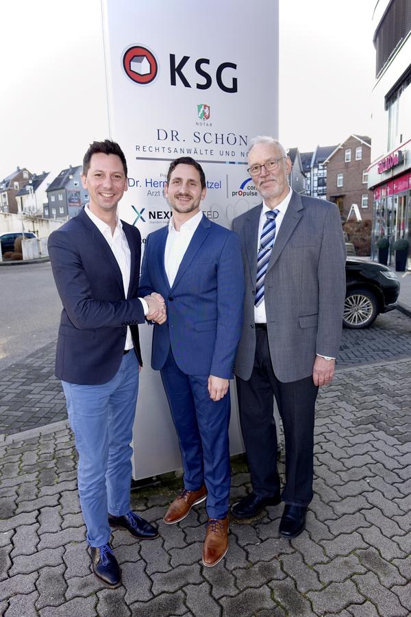 Landrat Andreas M�ller (l.) gratulierte Daniel Aktas (Mitte) zu seiner Berufung zum Gesch�ftsf�hrer der Kreiswohnungsbau- und Siedlungsgesellschaft. Zugleich dankte er Peter Oeste f�r seine erfolgreiche Arbeit in drei Jahrzehnten als Gesch�ftsf�hrer der KSG.