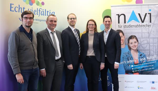 (v.l.) Philipp Schmidt, Klaus Fenster, Fabian Br�utigam, Simone Stuhrmann, Landrat Andreas M�ller.