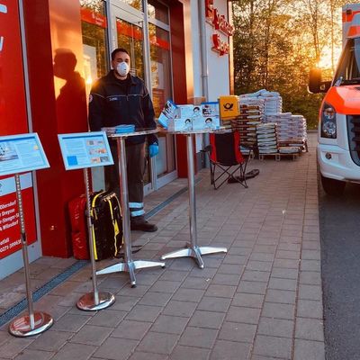 In allen elf St�dten und Gemeinden des Kreises wurde Infomaterial zur Maskenpflicht ausgegeben, wie hier vom DRK in Wilnsdorf.
