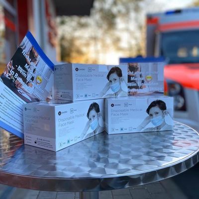 Zum Infopaket geh�rte ein Flyer u.a. mit einer N�hanleitung f�r einen Mund-Nase-Schutz, aber auch eine Maske f�r den direkten Einsatz.