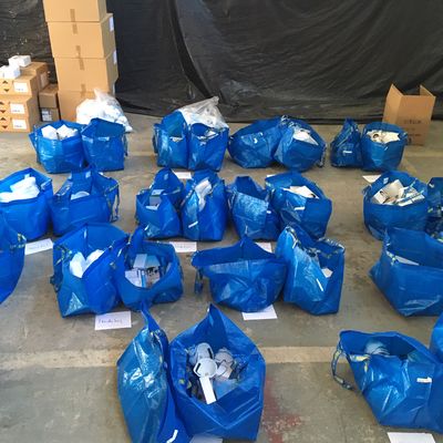 Insgesamt 15.000 Sets haben Mitarbeiter des Amtes f�r Brand- und Bev�lkerungsschutz, Rettungswesen des Kreises Siegen-Wittgenstein auf dem Gel�nde des THW in der Numbach zusammengestellt.