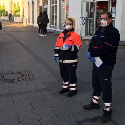 Ein Team des Malteser Hilfsdienstes vor dem Bahnhof in Siegen