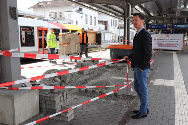Erst wird der Fu�g�ngertunnel saniert, im n�chsten Schritt dann das Bahnhofsgeb�ude und der Bahnsteig 2 mit einem Dach verbunden. Baubeginn: 2022.