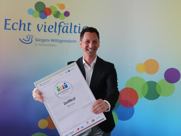 Die feierliche �bergabe musste in diesem Jahr Corona bedingt ausfallen. Trotzdem gratuliert Landrat Andreas M�ller den beteiligten Unternehmen ganz herzlich zur Auszeichnung - und �berreicht das Zertifikat zumindest virtuell.