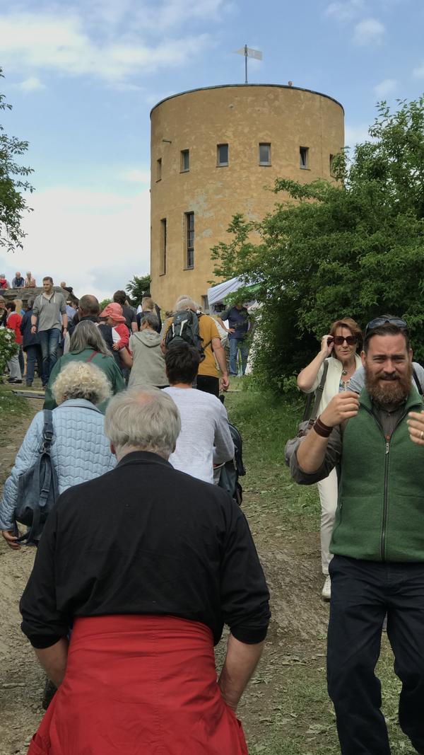 Die Ginsburg - Wahrzeichen und historische St�tte f�r das Siegerland. Im Rahmen des Jubil�ums �200 Jahre Kreise Siegen und Wittgenstein� wurde hier Pfingsten 2017 ein historischer Markt ausgerichtet, der viele Besucher anlockte.