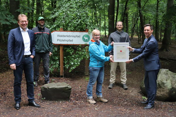 v.l. B�rgermeister Steffen Mues, Stadtf�rster Marc Heitze, Prof. Dr. Klaudia Witte, Urs Gie�elmann und Landrat Andreas M�ller bei der Stern�bergabe im Erlebniswald Historischer Tiergarten Siegen.