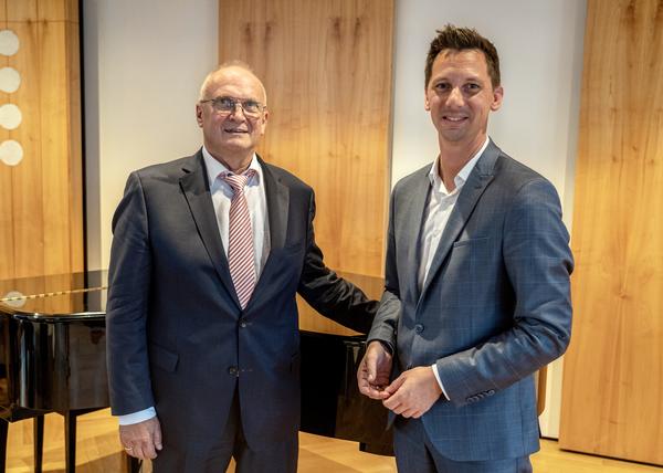 Nach elf Jahren als Gesch�ftsf�hrer des Kreisklinikums Siegen wurde Bertram M�ller (l.) von Landrat Andreas M�ller im Rahmen eines Empfangs im Haus der Siegerl�nder Wirtschaft in den Ruhestand verabschiedet.
