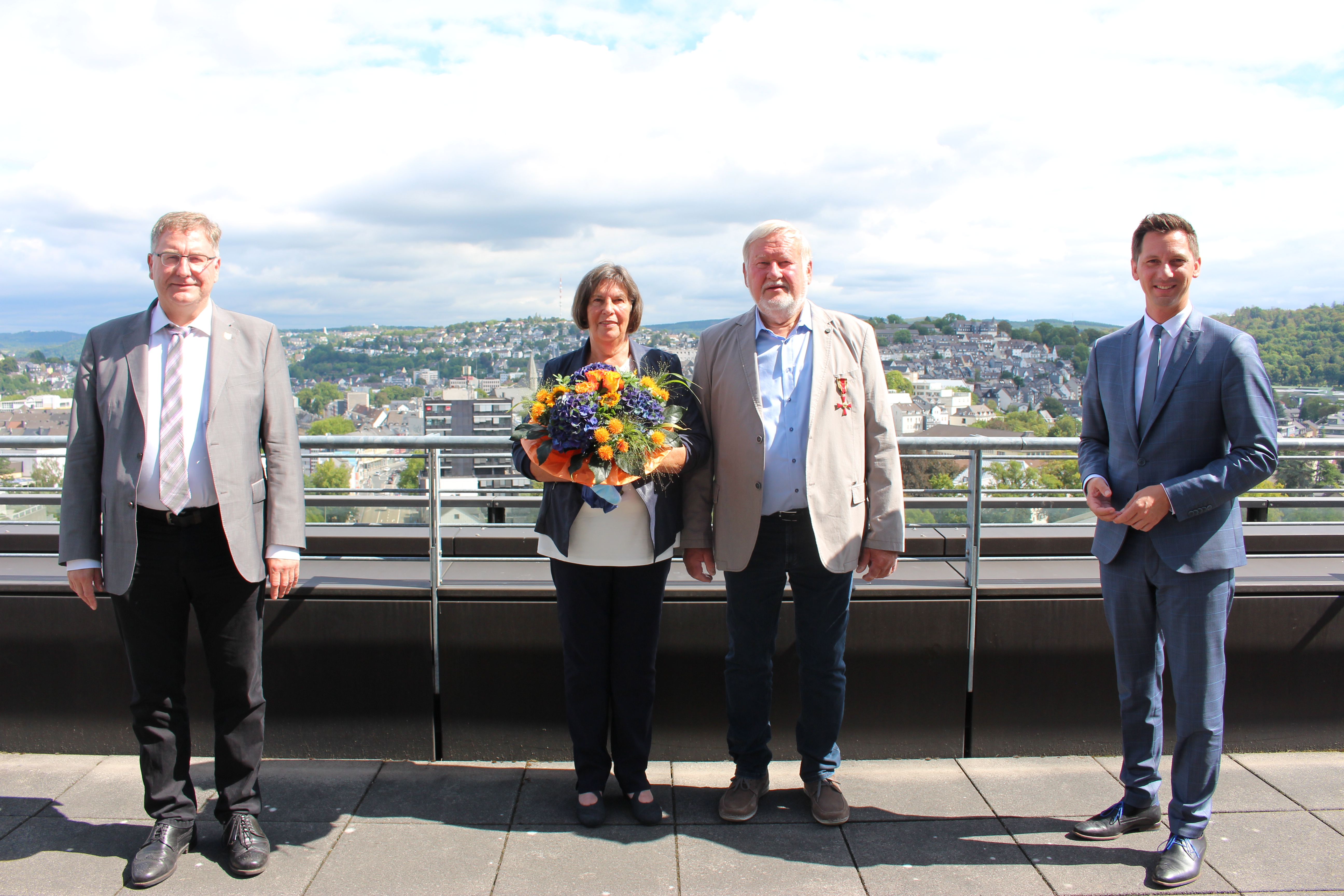 Das Ehepaar Oerter (Mitte) mit Landrat Andreas M�ller (r.) und Netphens B�rgermeister Paul Wagener.