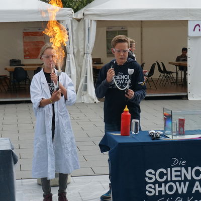 Eine feurige Vorf�hrung der Science Show Stift Keppel