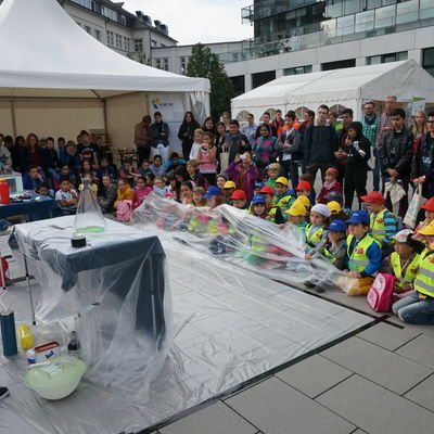 Ein weiteres Experiment der Science Show Stift Keppel - im Mittelpunkt: ein Glaskolben.