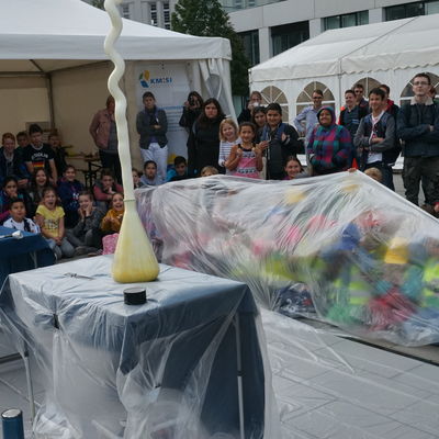 Die Schaummasse spritzt hoch aus dem Glaskolben hinaus.